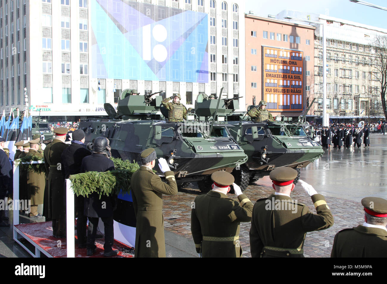 (180224) -- Tallinn, 24 février 2018 (Xinhua) -- Les soldats et les fonctionnaires militaires assister à une parade pour la Journée du centenaire de l'indépendance de l'Estonie à Tallinn, Estonie, le 24 février 2018. Des célébrations se sont déroulées ici le samedi pour marquer le centenaire du jour de l'indépendance de l'Estonie. L'Estonie a officiellement déclaré son indépendance le 24 février 1918. (Xinhua/Guo Chunju) Banque D'Images