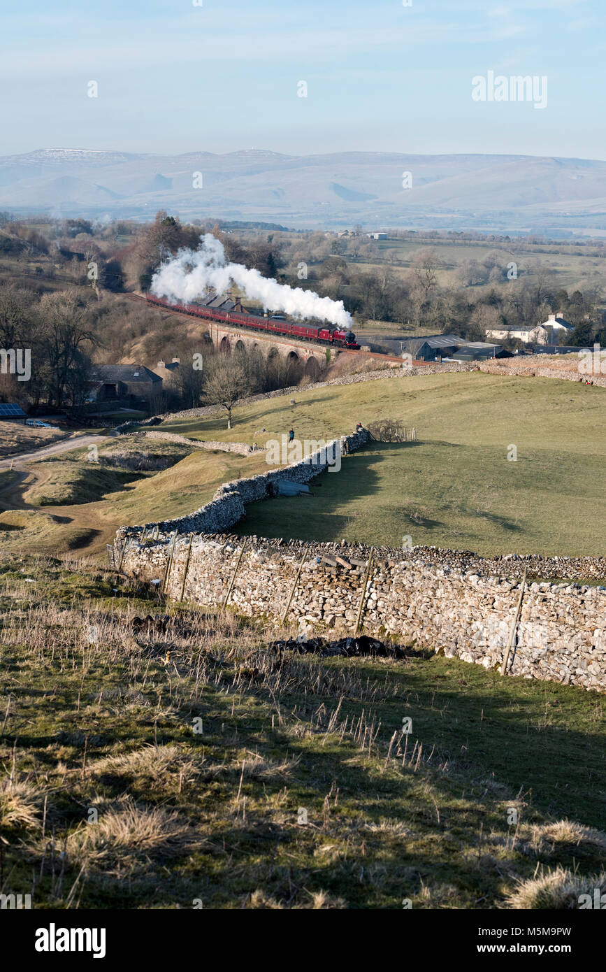 Cumbria, UK, 24 févr., 2018. Locomotive à vapeur traverse la méthode Galatea Crosby Garrett viaduc de Cumbrie, le transport de l 'hiver Montagne Cumbrian Express spécial vapeur sur la célèbre ligne de chemin de fer Settle-Carlisle. 24 février dernier. Banque D'Images