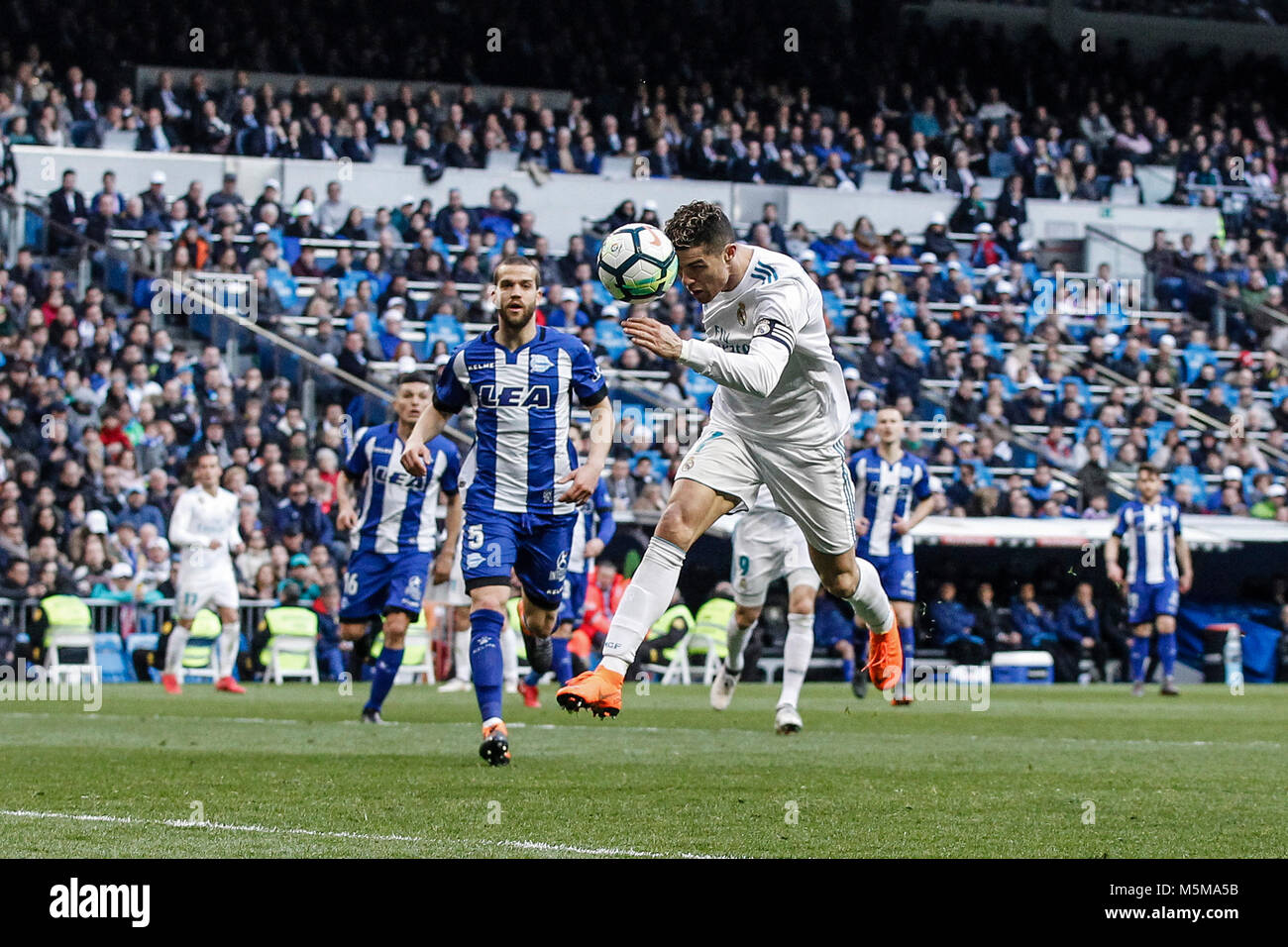 Cristiano Ronaldo (Real Madrid) en action pendant le match de la Liga match entre Real Madrid vs Deportivo Alaves au Santiago Bernabeu à Madrid, Espagne, le 24 février 2018. Más Información Gtres Crédit : Comuniación sur ligne, S.L./Alamy Live News Banque D'Images