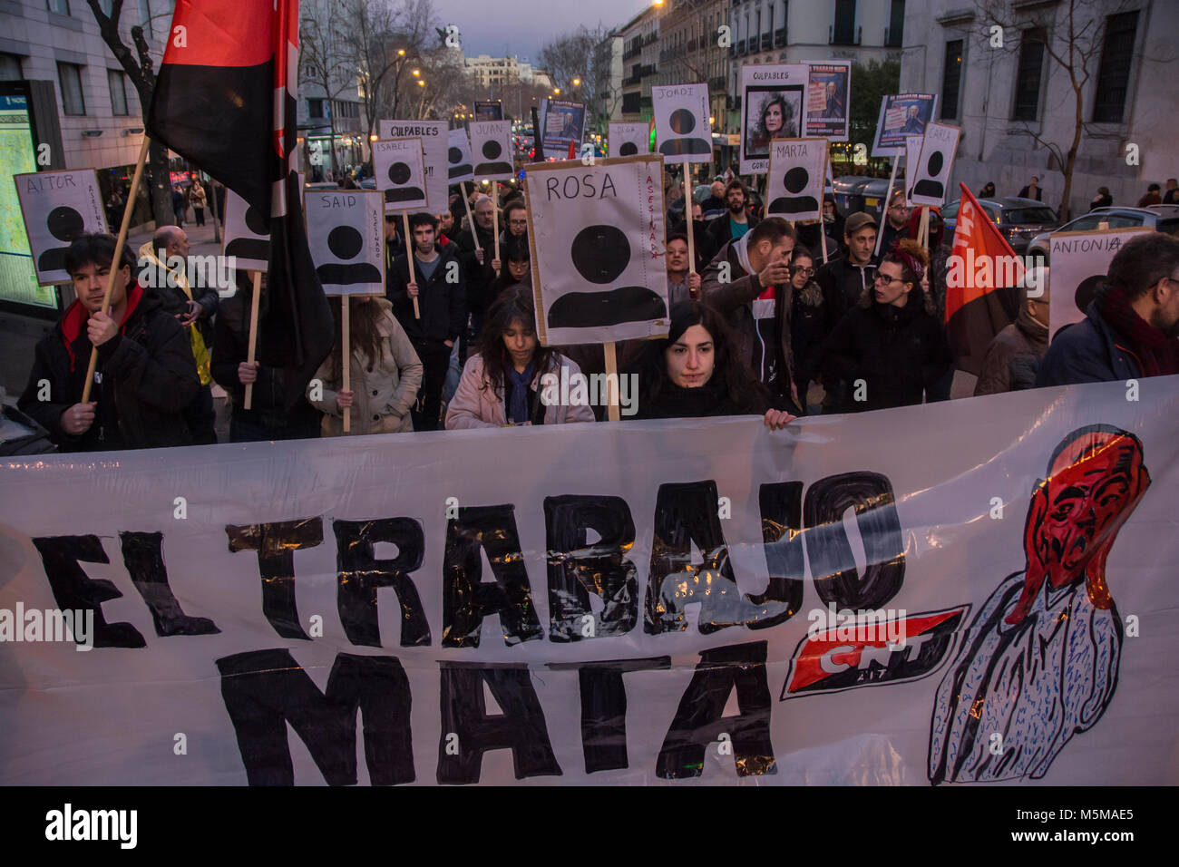 Madrid, Espagne. 24 février 2018 l'union nationale du travail. des travailleurs, démontre contre de gouvernement en faveur des travailleurs de l'homme, autour de 600 100 travailleurs en 2017 mourir dans de mauvaises conditions de travail Crédit : Alberto Ramírez Sibaja/Alamy Live News Banque D'Images
