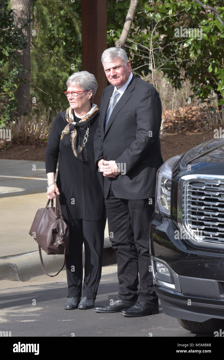 Charlotte, NC, USA. 24 février 2018. Le fils de Billy Graham, Franklin Graham, et épouse Jean recevoir les restes du révérend Billy Graham portées par le cortège de cérémonie de Asheville, NC à la Billy Graham Library aujourd'hui à Charlotte. Rev. Graham est décédé le 21 février à l'âge de 99. Il sera enterré à ce site le 2 mars : Château de crédit Light Images/Alamy Live News. Banque D'Images