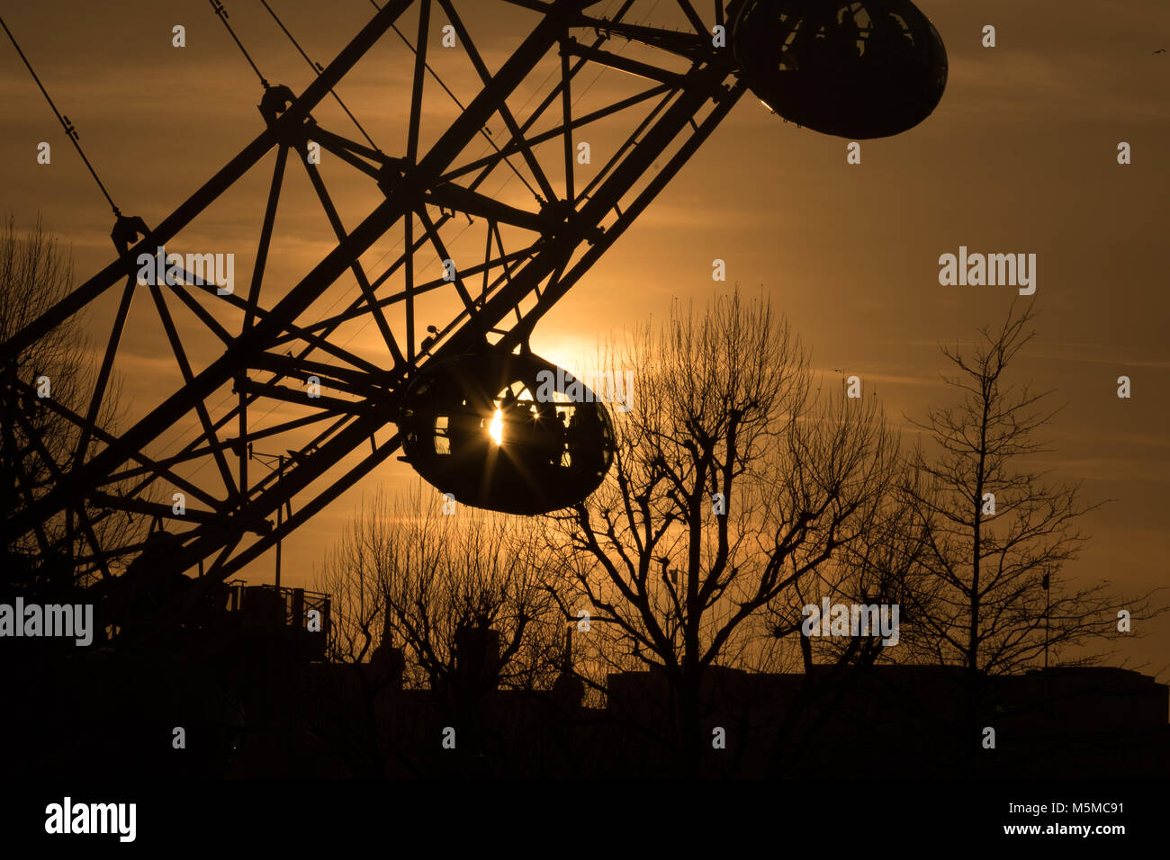 Londres, Royaume-Uni. 24 Février, 2018. London Eye, London, UK. 24 février 2018. Le soleil se couche derrière le London Eye. . Credit : Carol Moir/Alamy Live News. Banque D'Images