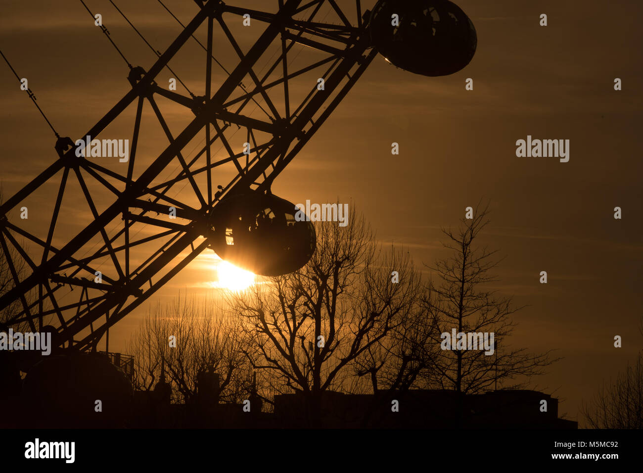 Londres, Royaume-Uni. 24 Février, 2018. London Eye, London, UK. 24 février 2018. Le soleil se couche derrière le London Eye. . Credit : Carol Moir/Alamy Live News. Banque D'Images