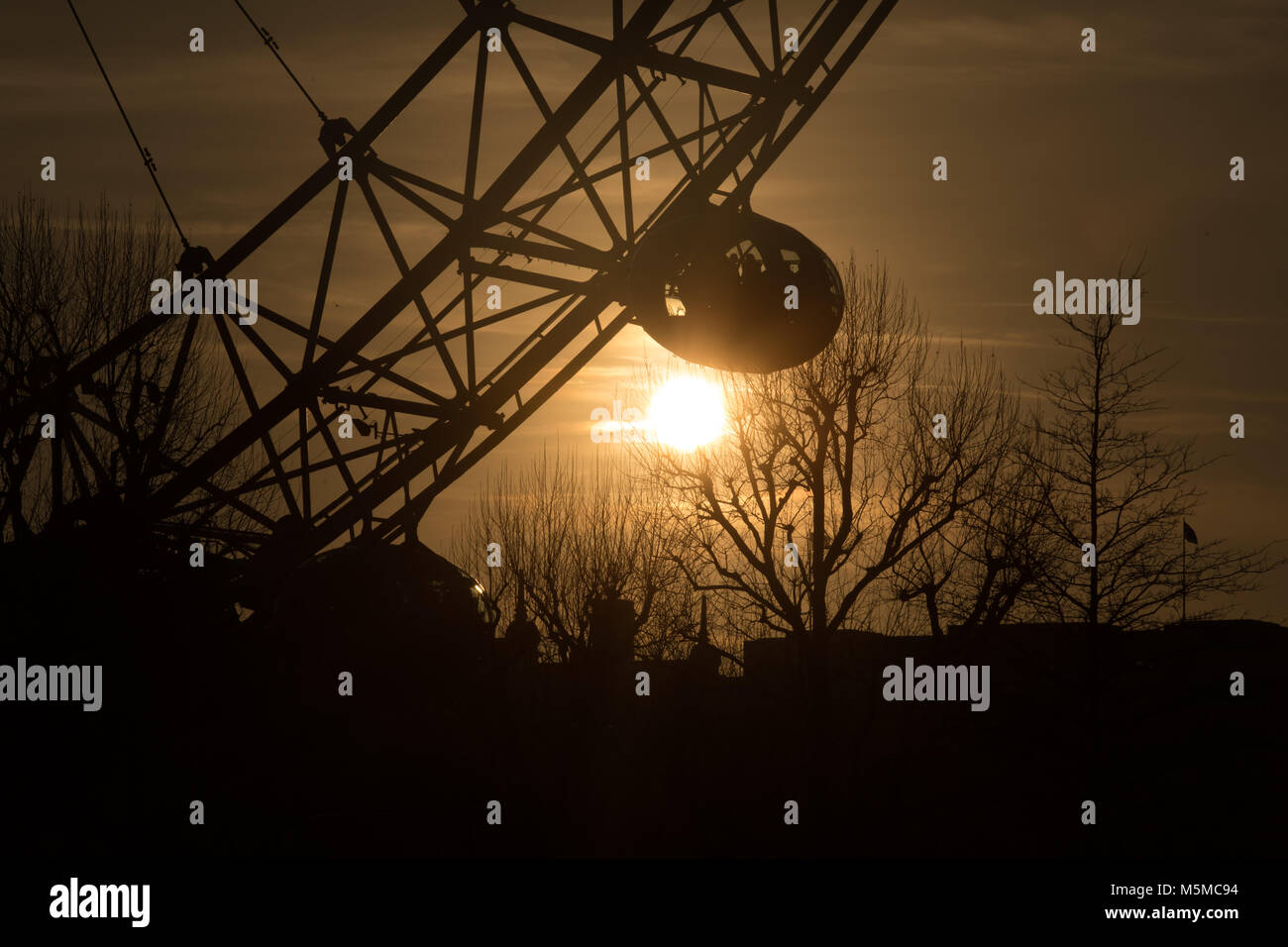 Londres, Royaume-Uni. 24 Février, 2018. London Eye, London, UK. 24 février 2018. Le soleil se couche derrière le London Eye. . Credit : Carol Moir/Alamy Live News. Banque D'Images