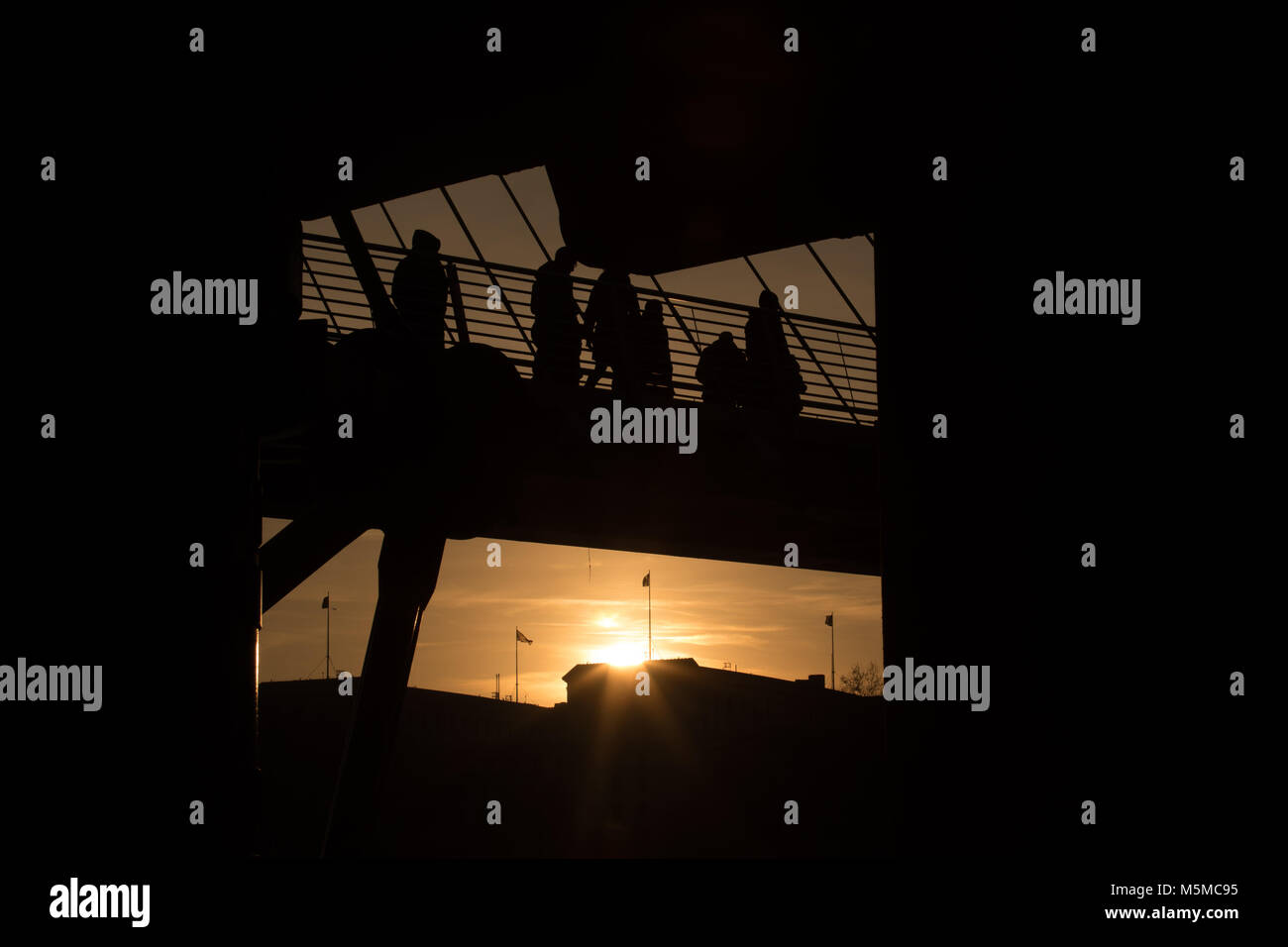 Londres, Royaume-Uni. 24 Février, 2018. Passerelle du Jubilé, Londres, Royaume-Uni. 24 février 2018. Le soleil se couche derrière le Jubilé passerelle sur la Tamise. . Credit : Carol Moir/Alamy Live News. Banque D'Images