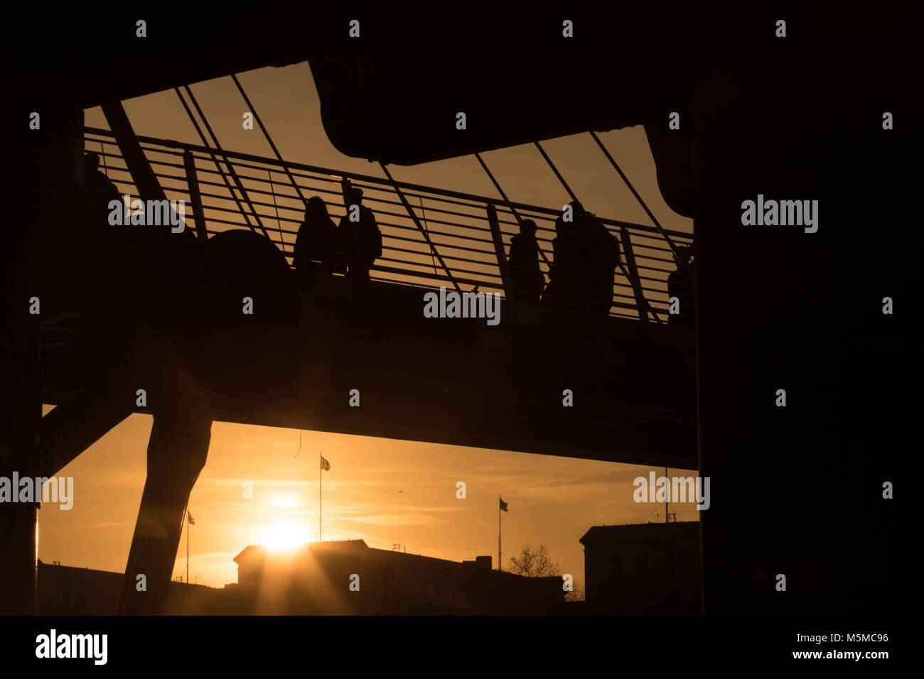 Londres, Royaume-Uni. 24 Février, 2018. Passerelle du Jubilé, Londres, Royaume-Uni. 24 février 2018. Le soleil se couche derrière le Jubilé passerelle sur la Tamise. . Credit : Carol Moir/Alamy Live News. Banque D'Images