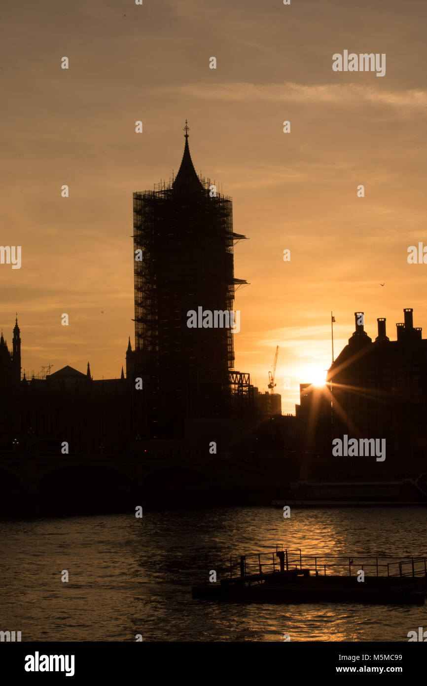 Londres, Royaume-Uni. 24 Février, 2018. Big Ben ou l'Elizabeth Tower, London, UK. 24 février 2018. Le soleil se couche à côté de Big Ben qui est couverte d'échafaudages.. Credit : Carol Moir/Alamy Live News. Banque D'Images