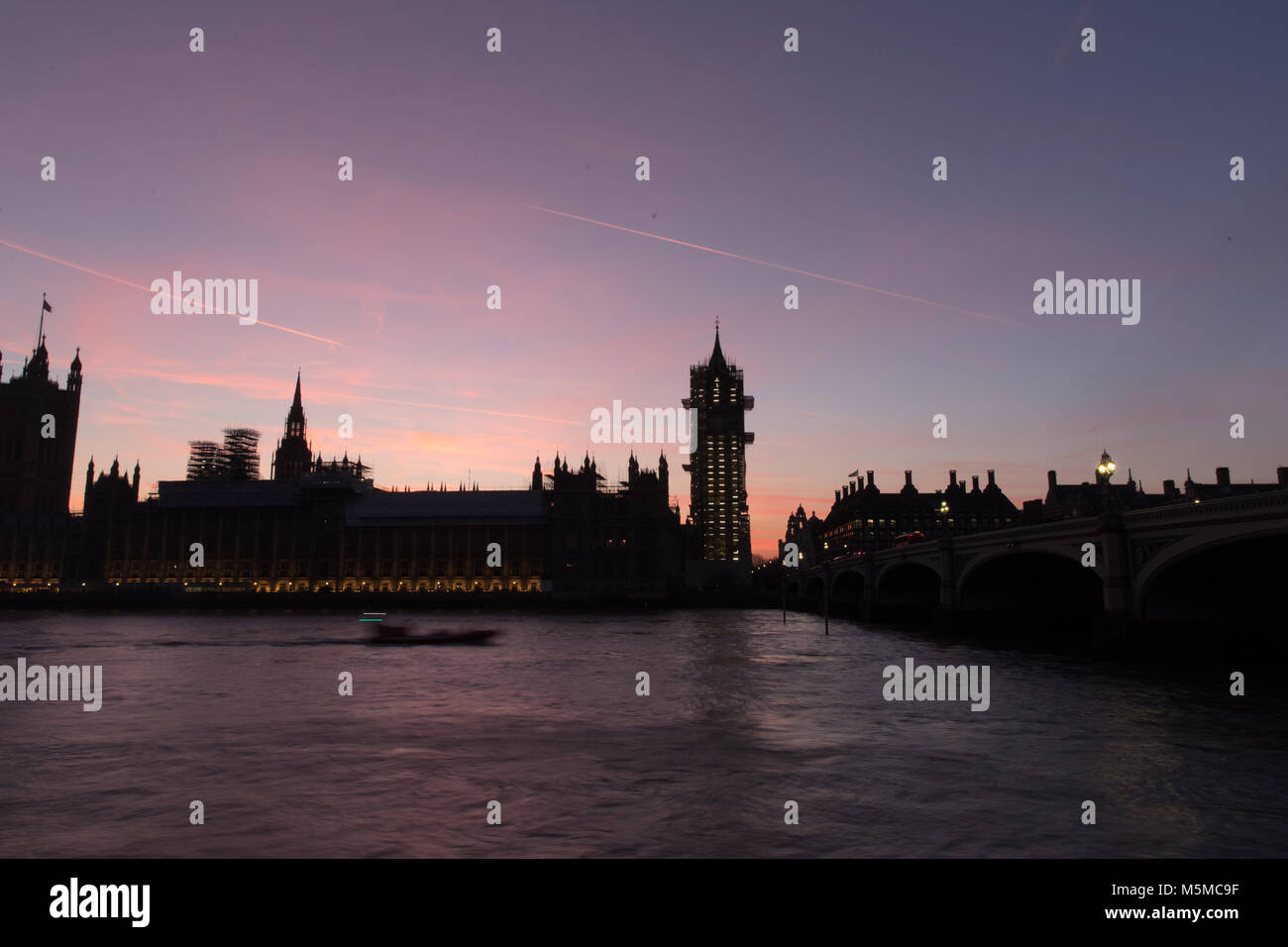 Londres, Royaume-Uni. 24 Février, 2018. Chambres du Parlement et Big Ben, London, UK. 24 février 2018. Un ciel rose à la suite d'un beau coucher du soleil. Credit : Carol Moir/Alamy Live News. Banque D'Images