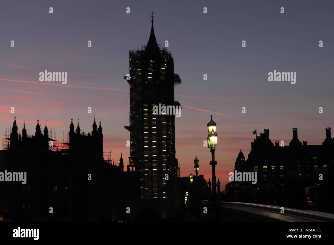 Londres, Royaume-Uni. 24 Février, 2018. Chambres du Parlement et Big Ben, London, UK. 24 février 2018. Un ciel rose à la suite d'un beau coucher du soleil. Credit : Carol Moir/Alamy Live News. Banque D'Images