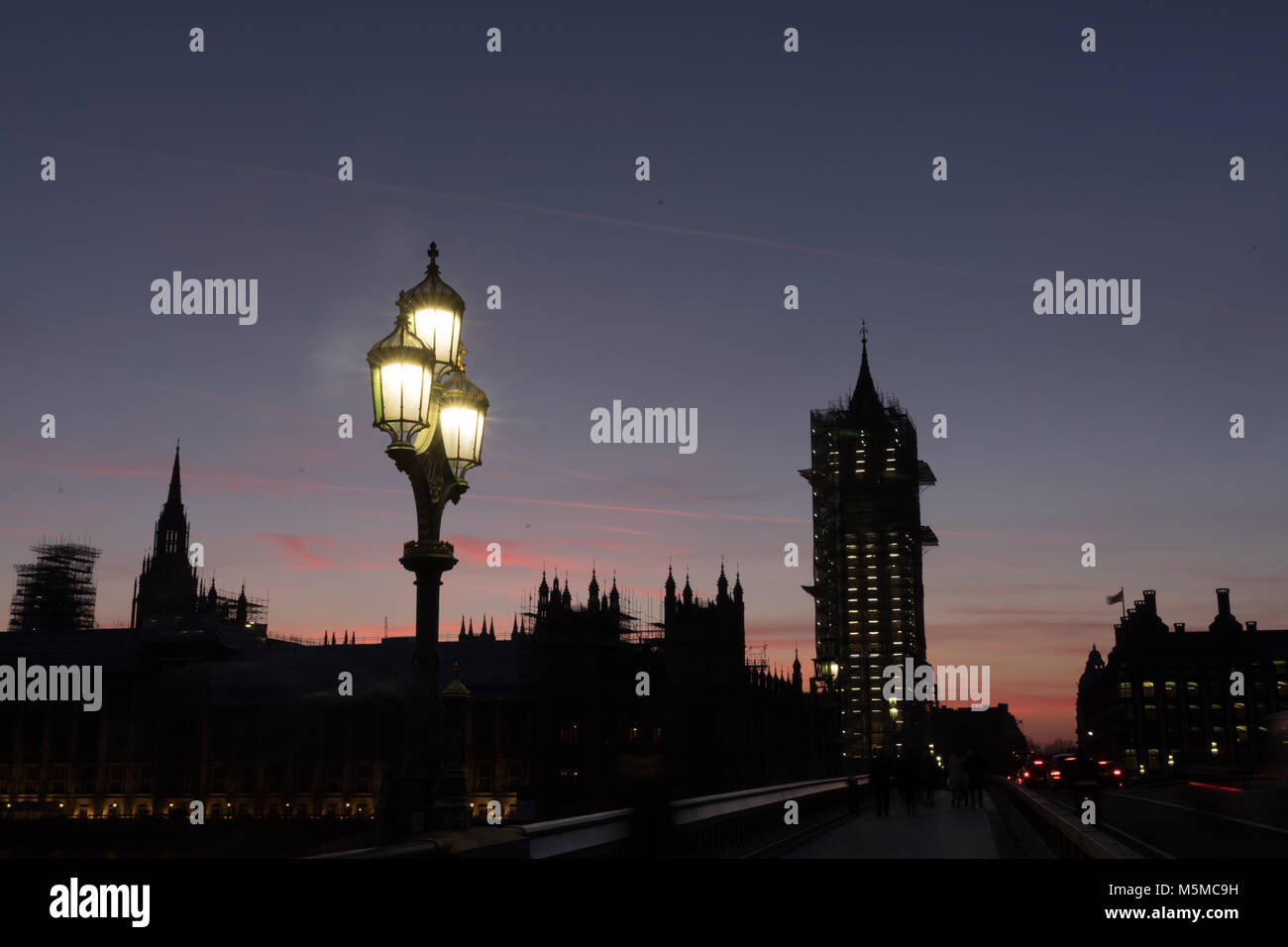 Londres, Royaume-Uni. 24 Février, 2018. Chambres du Parlement et Big Ben, London, UK. 24 février 2018. Un ciel rose à la suite d'un beau coucher du soleil. Credit : Carol Moir/Alamy Live News. Banque D'Images