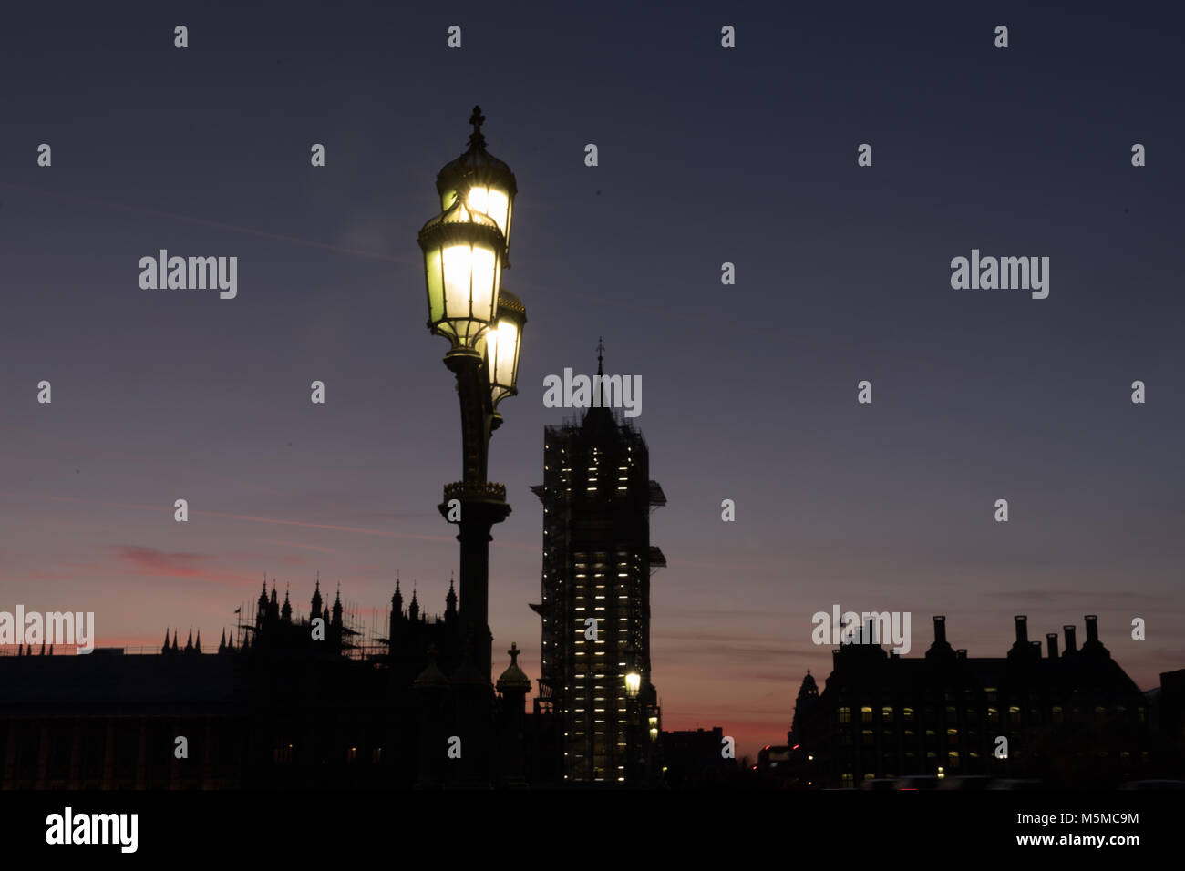 Londres, Royaume-Uni. 24 Février, 2018. Chambres du Parlement et Big Ben, London, UK. 24 février 2018. Un ciel rose à la suite d'un beau coucher du soleil. Credit : Carol Moir/Alamy Live News. Banque D'Images