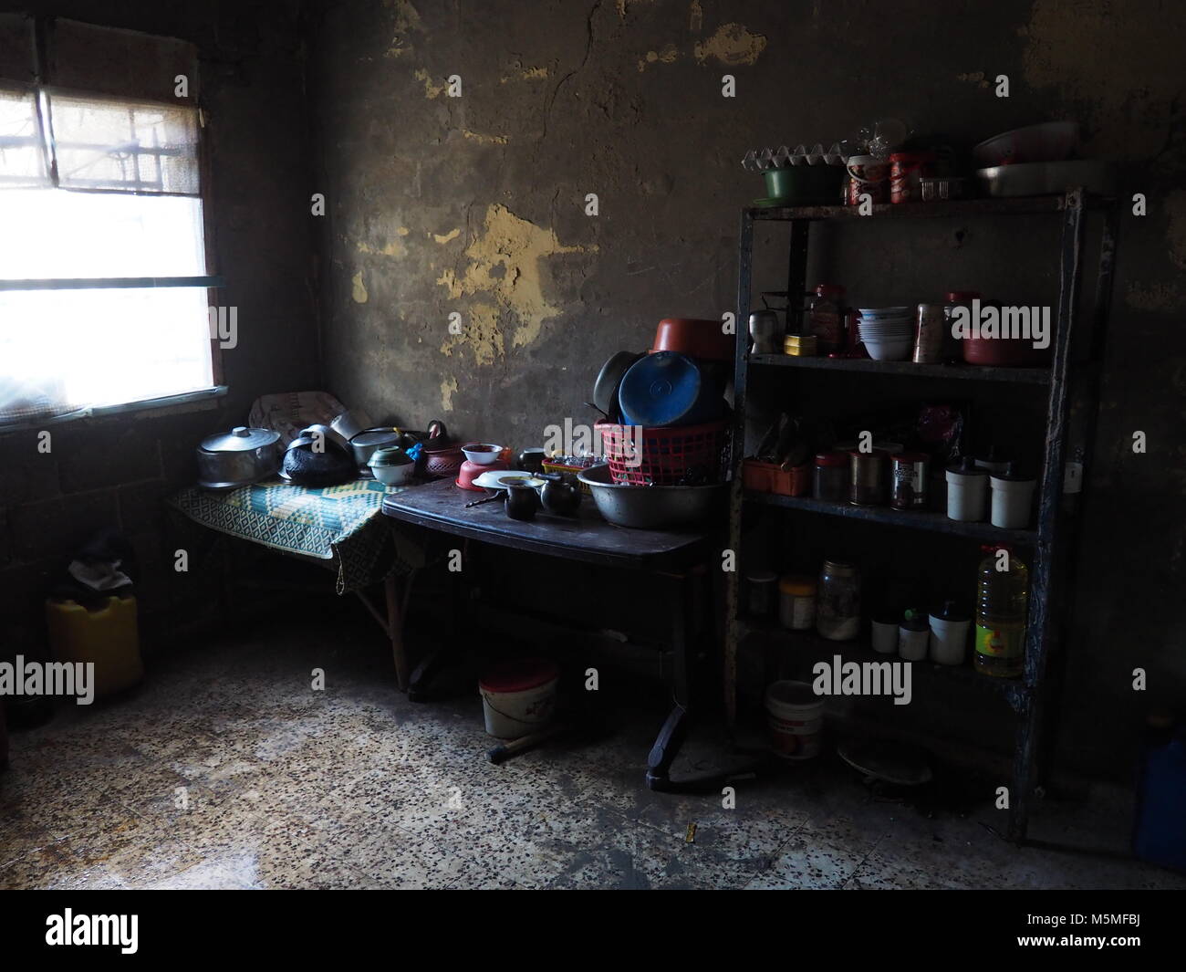 Gaza, Territoires palestiniens. Feb 13, 2018. Une vue de l'intérieur de l'al Rukaja Hissi's cuisine dans sa maison dans le camp de réfugiés de la plage de l'UNRWA à Gaza, les territoires palestiniens, le 13 février 2018. La femme de 79 ans s'enfuit avec sa famille en 1948, à partir de Jaffa, le quartier arabe de Tel-Aviv, à Gaza. Credit : Stefanie Järkel/dpa/Alamy Live News Banque D'Images