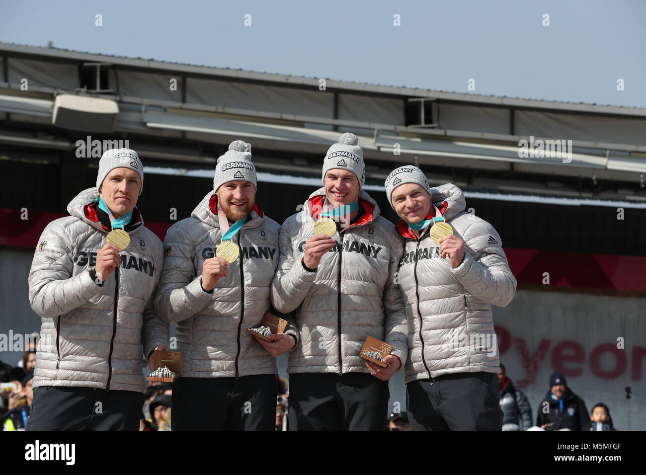 Pyeongchang, Corée du Sud. Feb 25, 2018. L'Allemagne de l'équipe qui a remporté la médaille d'or de poser pour des photos après le 4-man de l'événement au bobsleigh aux Jeux Olympiques d'hiver de PyeongChang 2018 au Centre des sports de glisse Olympique, PyeongChang, Corée du Sud, le 25 février 2018. L'équipe a remporté la médaille d'or en un temps de 3:15,85. Credit : Bai Xuefei/Xinhua/Alamy Live News Banque D'Images