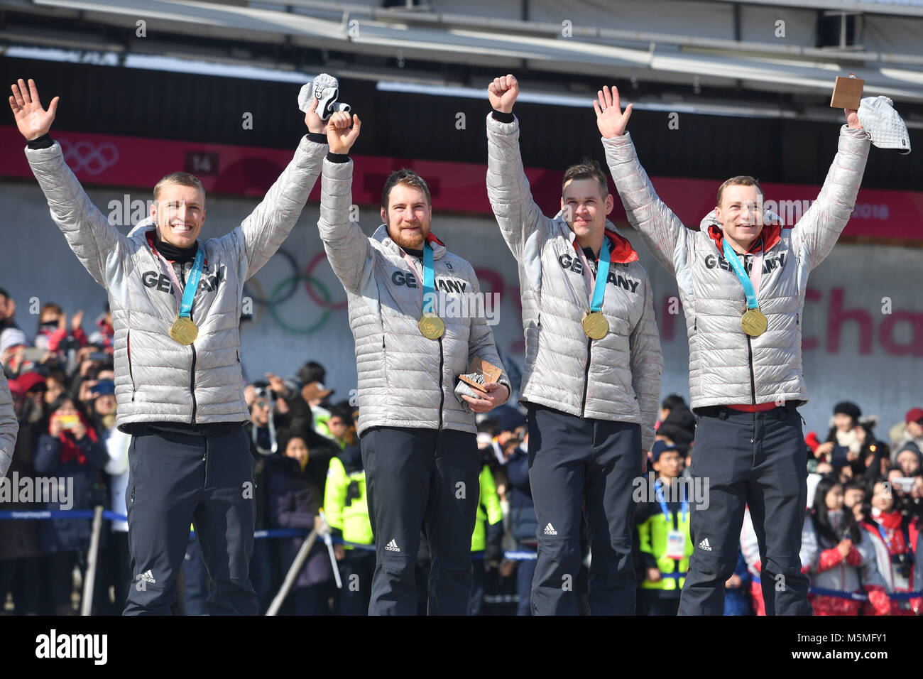 Bob l'Allemagne avec FRIEDRICH Francesco (re), bonbons, BAUER, Martin GROTHKOPP MARGIS Thorsten bei der Siegerehrung avec Medaillen, Goldmedaillen, Olympiasieger, Champion Olympique, vainqueur, Sieger, jubilation, Freude, Begeisterung. Cérémonie de la victoire quatre Bobsleigh, homme Viererbob coulissante olympique am 25.02.2018. Olympische Winterspiele 2018, vom 09.02. - 25.02.2018 à PyeongChang/ Suedkorea. Dans le monde d'utilisation | Banque D'Images