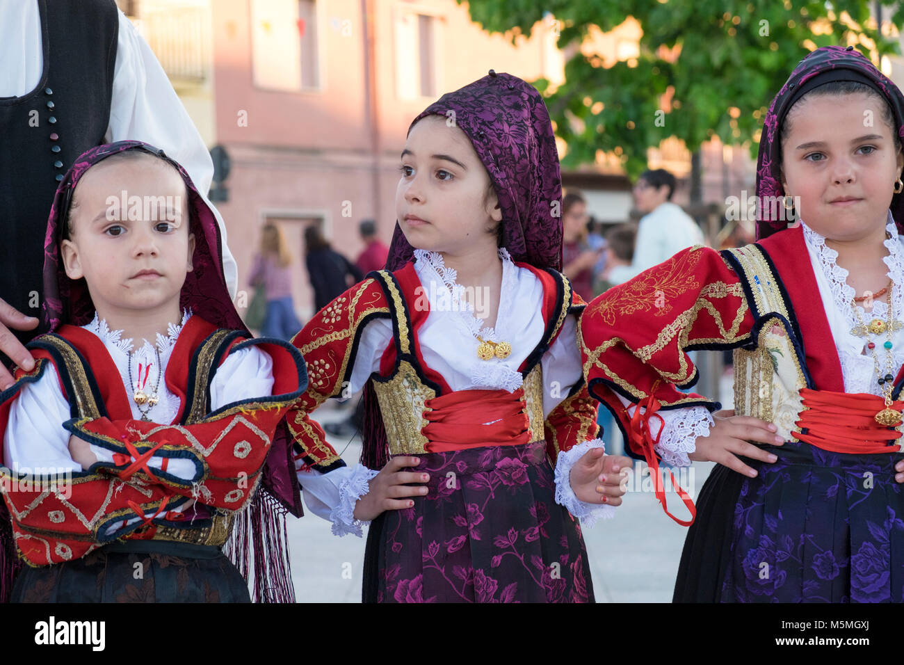 Les gens en costumes colorés pendant la Festa di San Simplicio, Sardaigne, Italie Banque D'Images