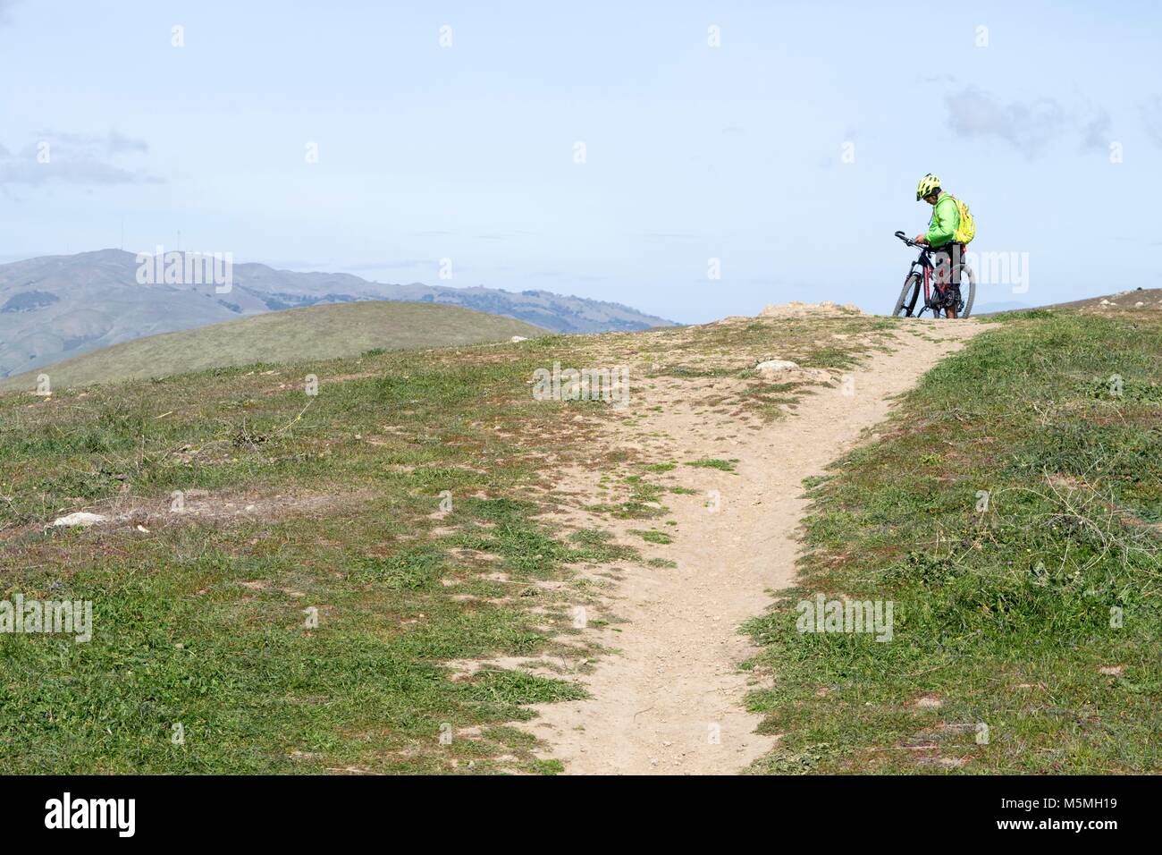 Un homme prend une pause de vtt à Sierra Vista à San Jose. Banque D'Images