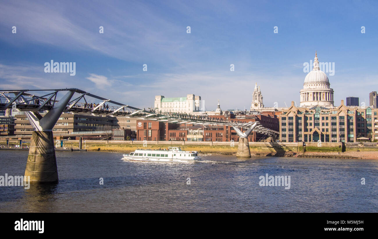 Pont du millénaire sur la Tamise avec la cathédrale St Pauls sur la droite. Banque D'Images