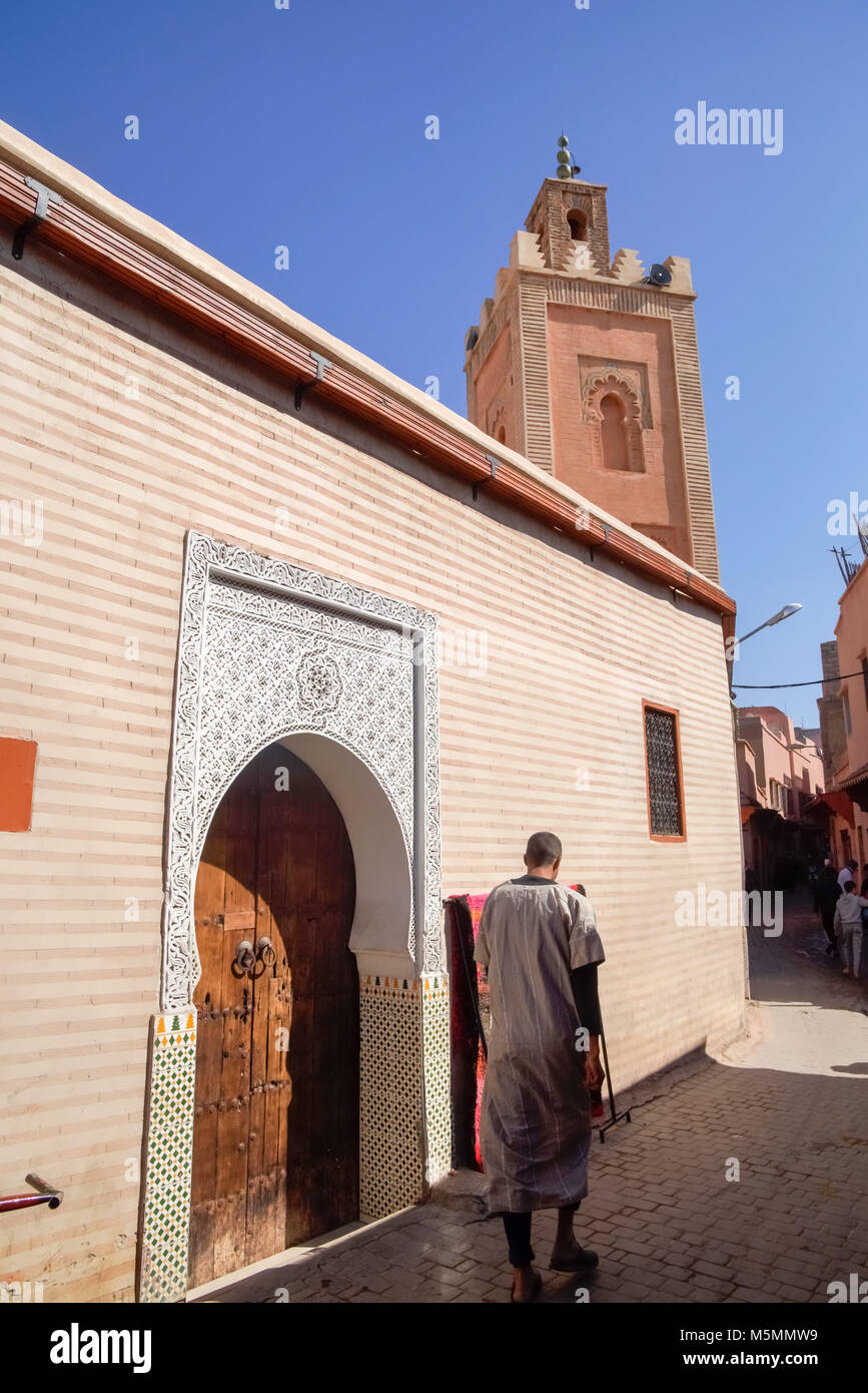 Mosquée par la rue à Marrakech, Maroc, Banque D'Images