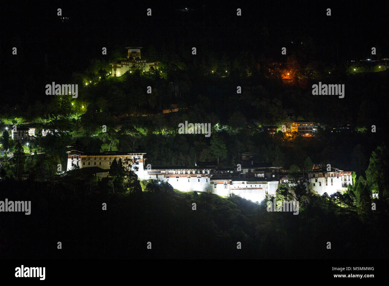 Trongsa, Bhoutan. Trongsa Dzong (Monastery-Fortress) pendant la nuit. Trongsa Royal Heritage Museum en haut à gauche. Banque D'Images