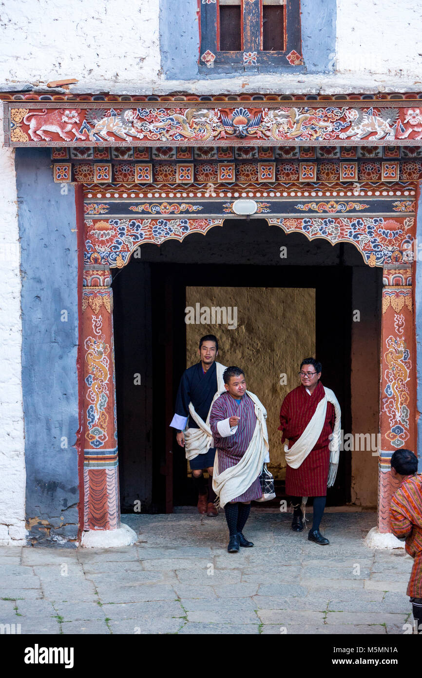 Trongsa, Bhoutan. L'entrée dans la première cour de la Trongsa Dzong (Monastery-Fortress), vue de l'intérieur de la Cour. Les hommes portant des Gho, la Traditi Banque D'Images