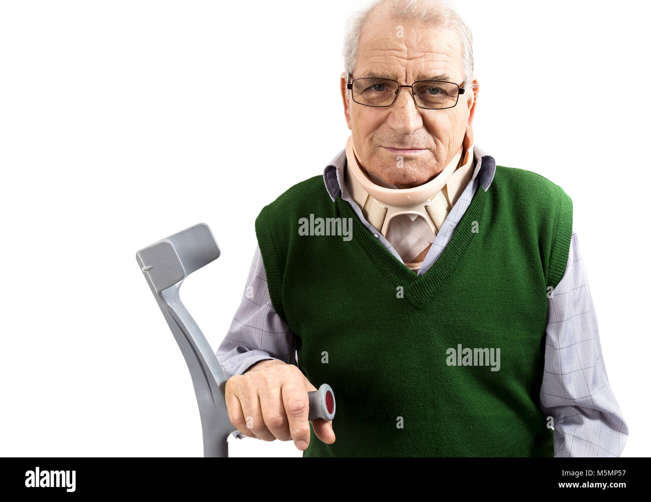 Vieil homme avec un collier cervical chirurgie en soutenant un bâton de marche sur fond blanc Banque D'Images