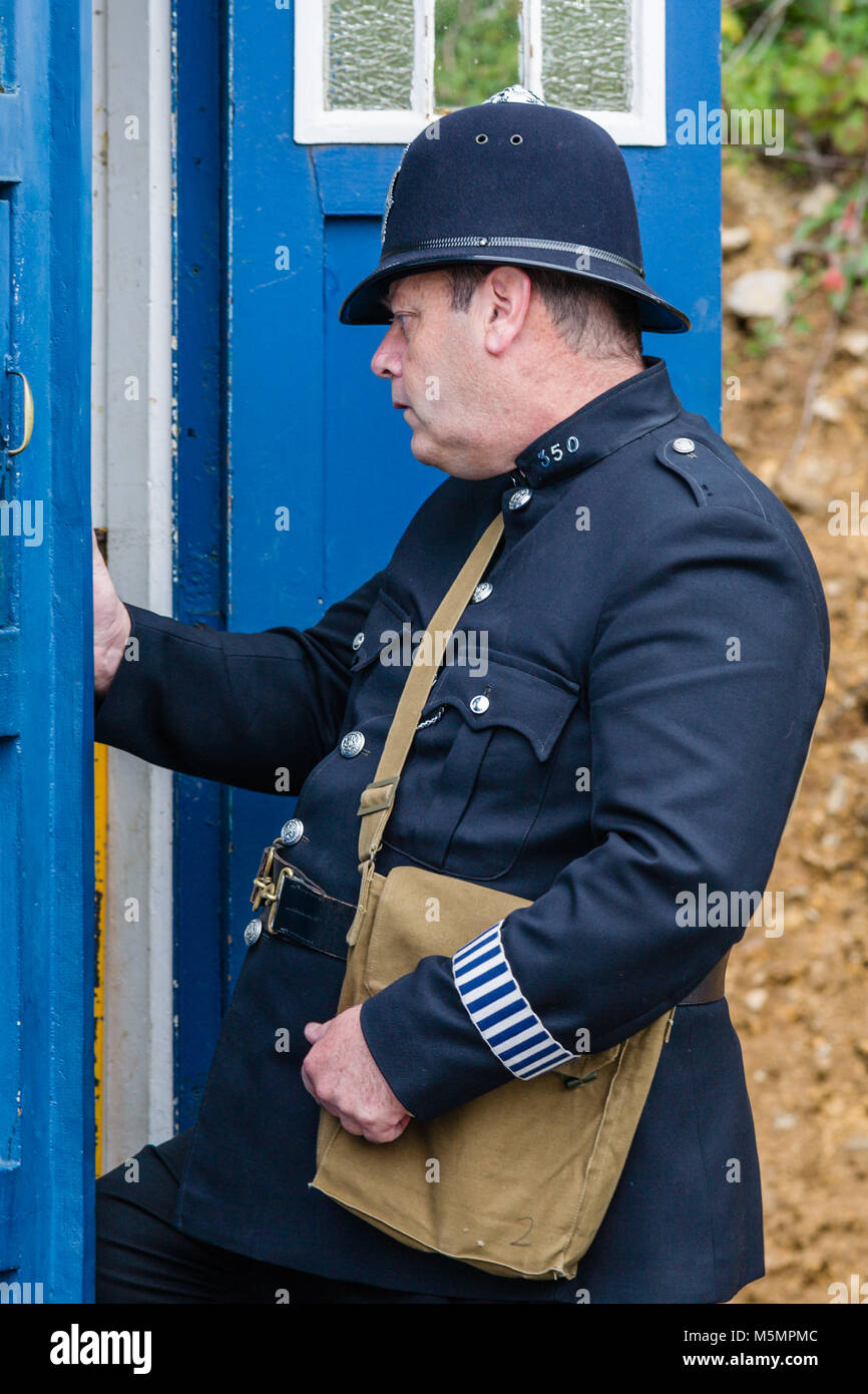 1940 Constable de la reconstitution médiévale entre dans une zone de police à l'échelle nationale, Musée du Tramway Crich, Derbyshire, Angleterre, RU Banque D'Images