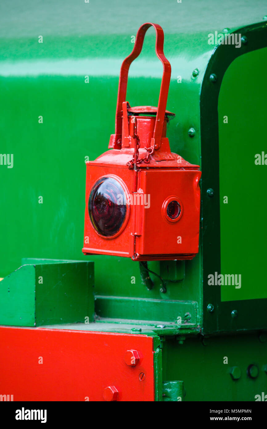 Contraste de couleurs rouge et vert sur la société Blackpool Locomotive électrique à l'échelle nationale, Musée du Tramway Crich, Derbyshire, Angleterre, RU Banque D'Images