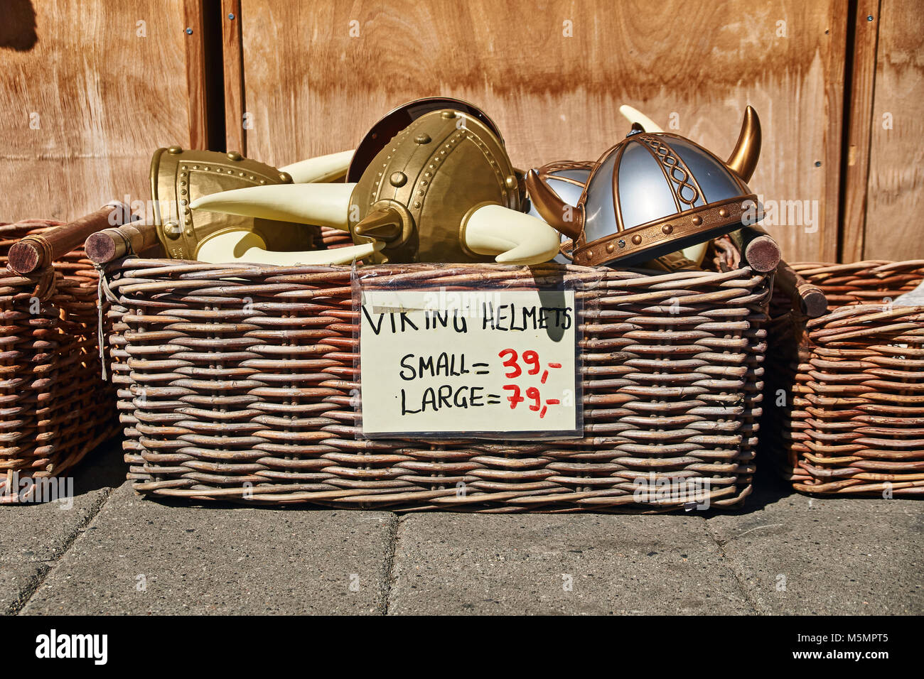 Oslo, Norvège : le 26 avril 2017 - casques à cornes jouet en style norvégien traditionnel dans panier en osier sont vendus sur la rue en face d'un cadeau souvenir sh Banque D'Images