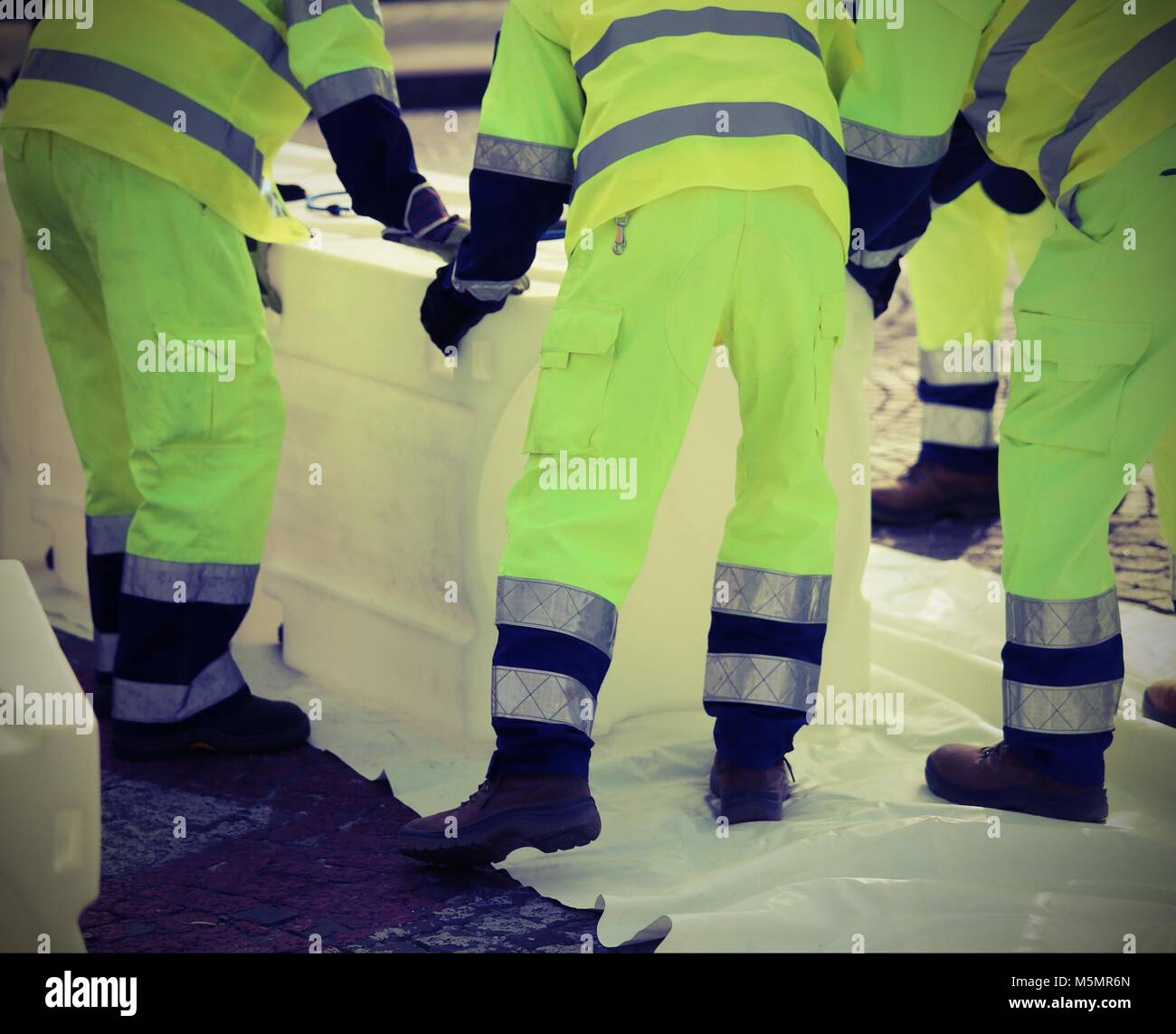 Les hommes de la protection civile avec des vêtements haute visibilité pour prévenir les inondations Banque D'Images