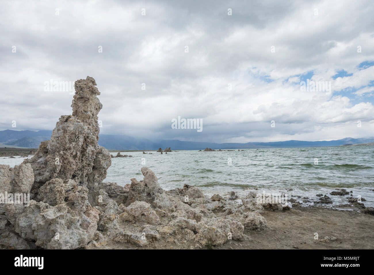 Avec les nuages de tempête de sable, brassage tufas debout sur le lac Mono, marquant l'eau salée au cours des millénaires de récession à Lee Vining, Californie Banque D'Images