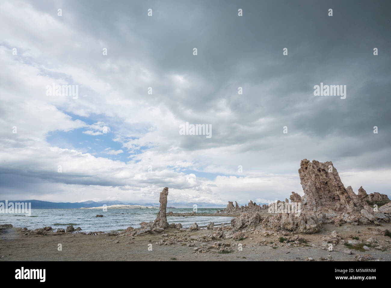 Avec les nuages de tempête de sable, brassage tufas debout sur le lac Mono, marquant l'eau salée au cours des millénaires de récession à Lee Vining, Californie Banque D'Images