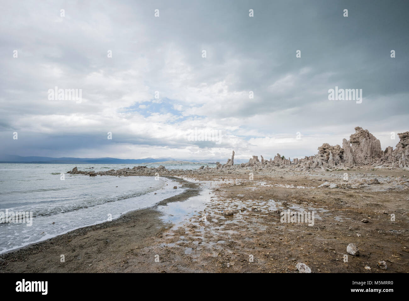 Avec les nuages de tempête de sable, brassage tufas debout sur le lac Mono, marquant l'eau salée au cours des millénaires de récession à Lee Vining, Californie Banque D'Images