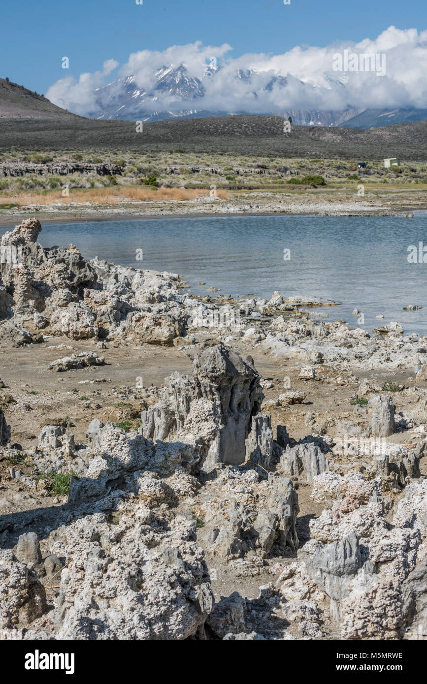 Tufas sable debout sur le lac Mono, marquant l'eau salée au cours des millénaires de récession à Lee Vining, Californie Banque D'Images