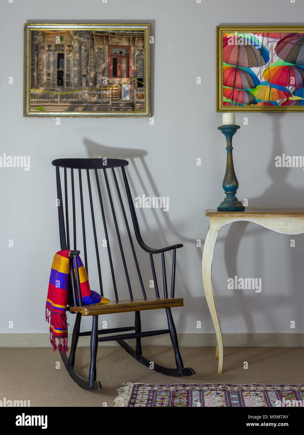 Interior shot of vintage chaise berçante, ancien style de table,  chandelier, sur fond de mur blanc cassé avec deux pendus peintures avec  clipping path Photo Stock - Alamy