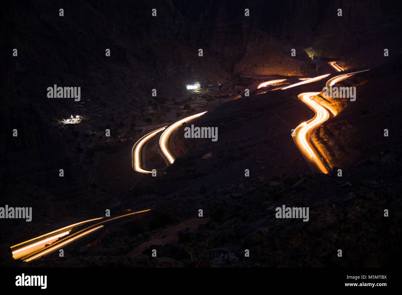 Des sentiers de lumière sur le Jabal Siae route de montagne la nuit, EAU Banque D'Images