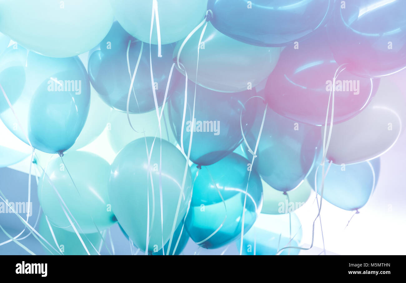 Partie Arriere Plan Arriere Plan De Fete Resume Une Bande De Blue Air Ballons Joyeux Anniversaire Decoration De Vacances Photo Stock Alamy