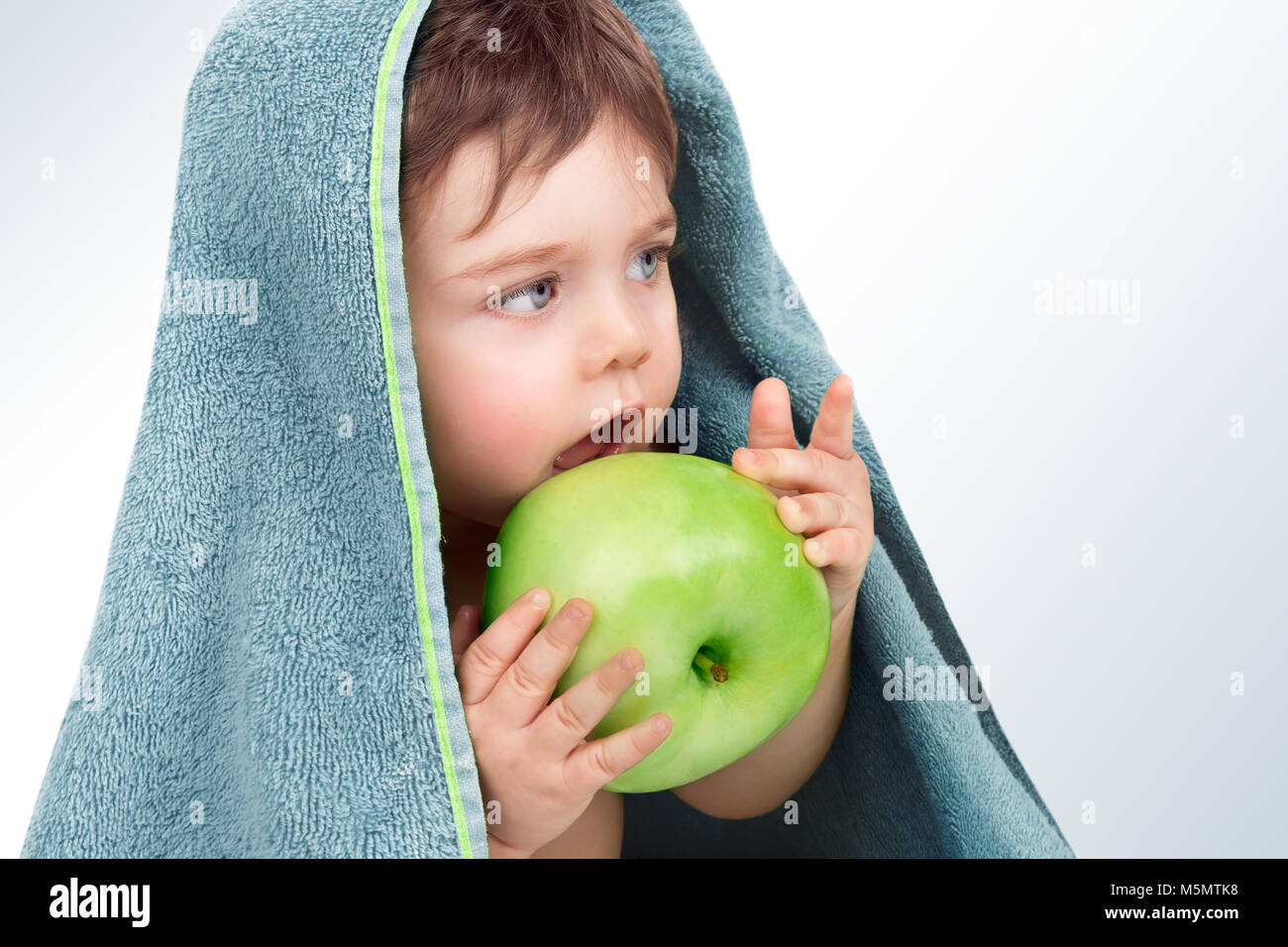 Closeup Portrait Of A Nice Little Baby Boy Apres Bain Assise Recouverte De Serviette Gris Et Manger Grand Pomme Verte Bebes En Sante Nutrition Hygiene Photo Stock Alamy Closeup Portrait Of A Nice Little Baby Boy Apres Bain Assise Recouverte De Serviette Gris Et Manger Grand Pomme Verte Bebes En Sante Nutrition Hygiene Photo Stock Alamy