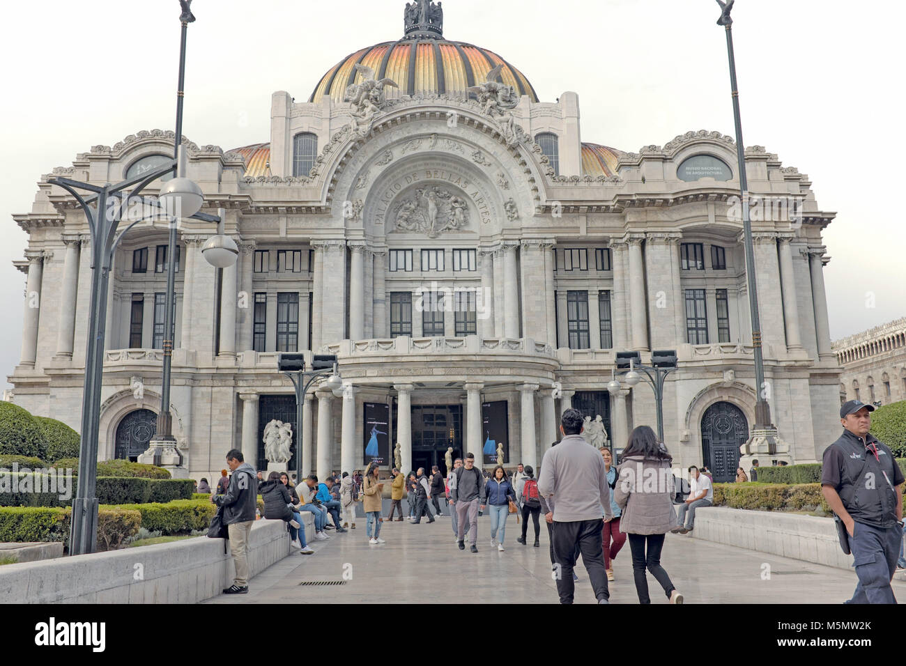 Les visiteurs du complexe culturel de Bellas Artes dans le centro historico de Mexico, Mexique. Banque D'Images