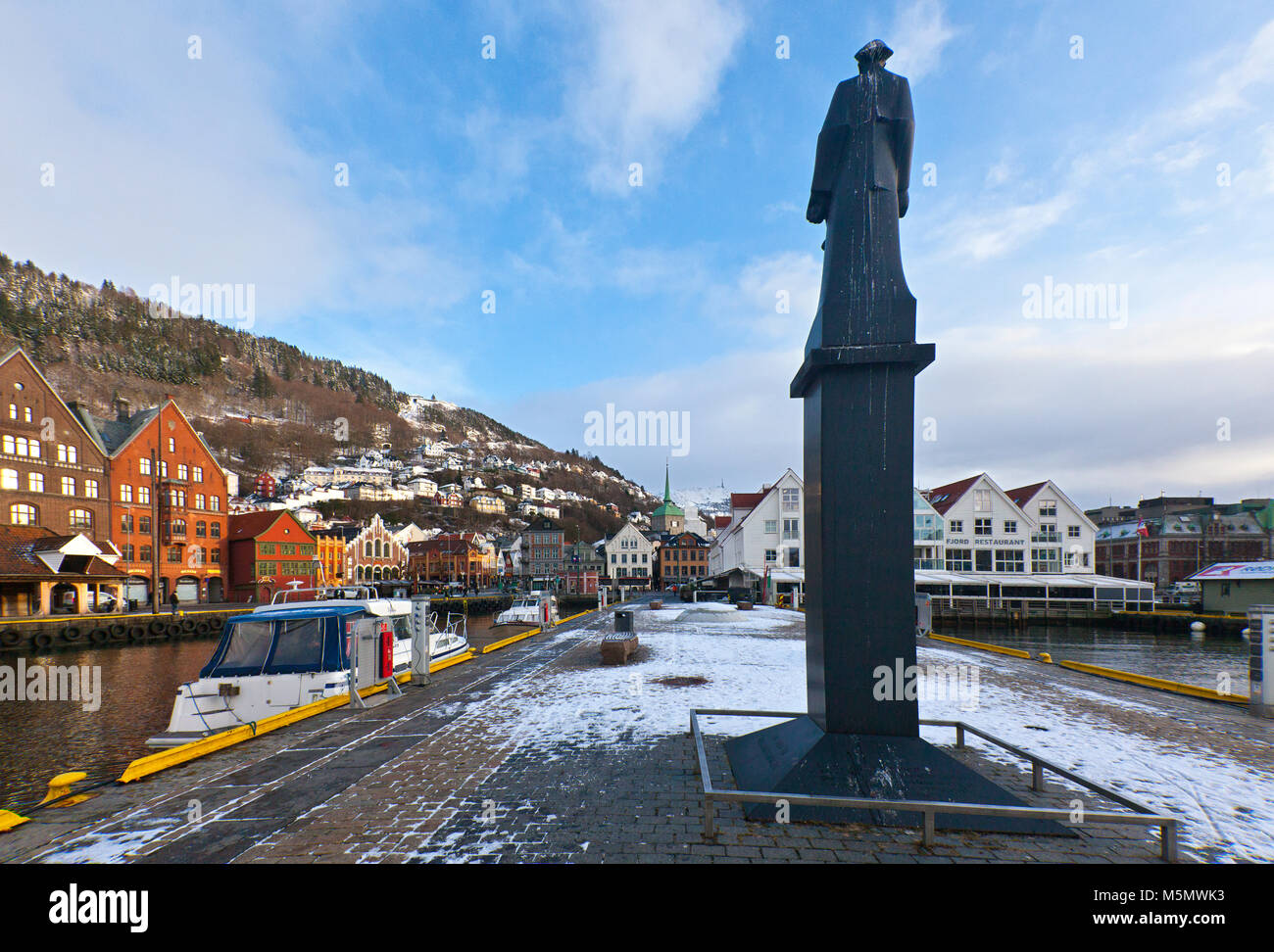 Vue de Vaagen, vu depuis le quai Zachariasbryggen, avec la statue de Shetlands-Larsen au centre-ville de Bergen, sur la côte ouest de la Norvège. Banque D'Images