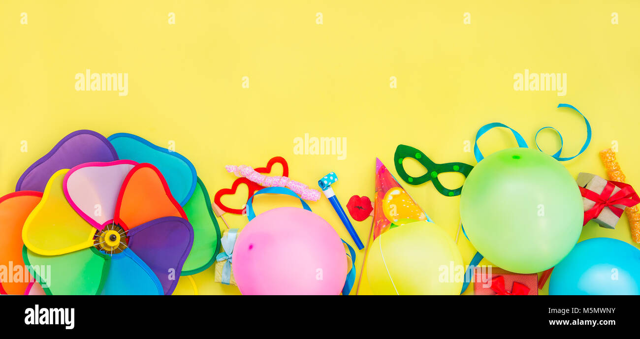 Vue Du Haut Des Outils Tiers Et Decoration Baloons Drole De Carnaval Fetes De Noel Sur Fond Jaune Joyeux Anniversaire Carte De Vœux Concept Design Place Pour Le Texte Grand Format Vue Du Haut Des Outils Tiers Et Decoration Baloons Drole De Carnaval Fetes De Noel Sur Fond Jaune Joyeux Anniversaire Carte De Vœux Concept Design Place Pour Le Texte Grand Format