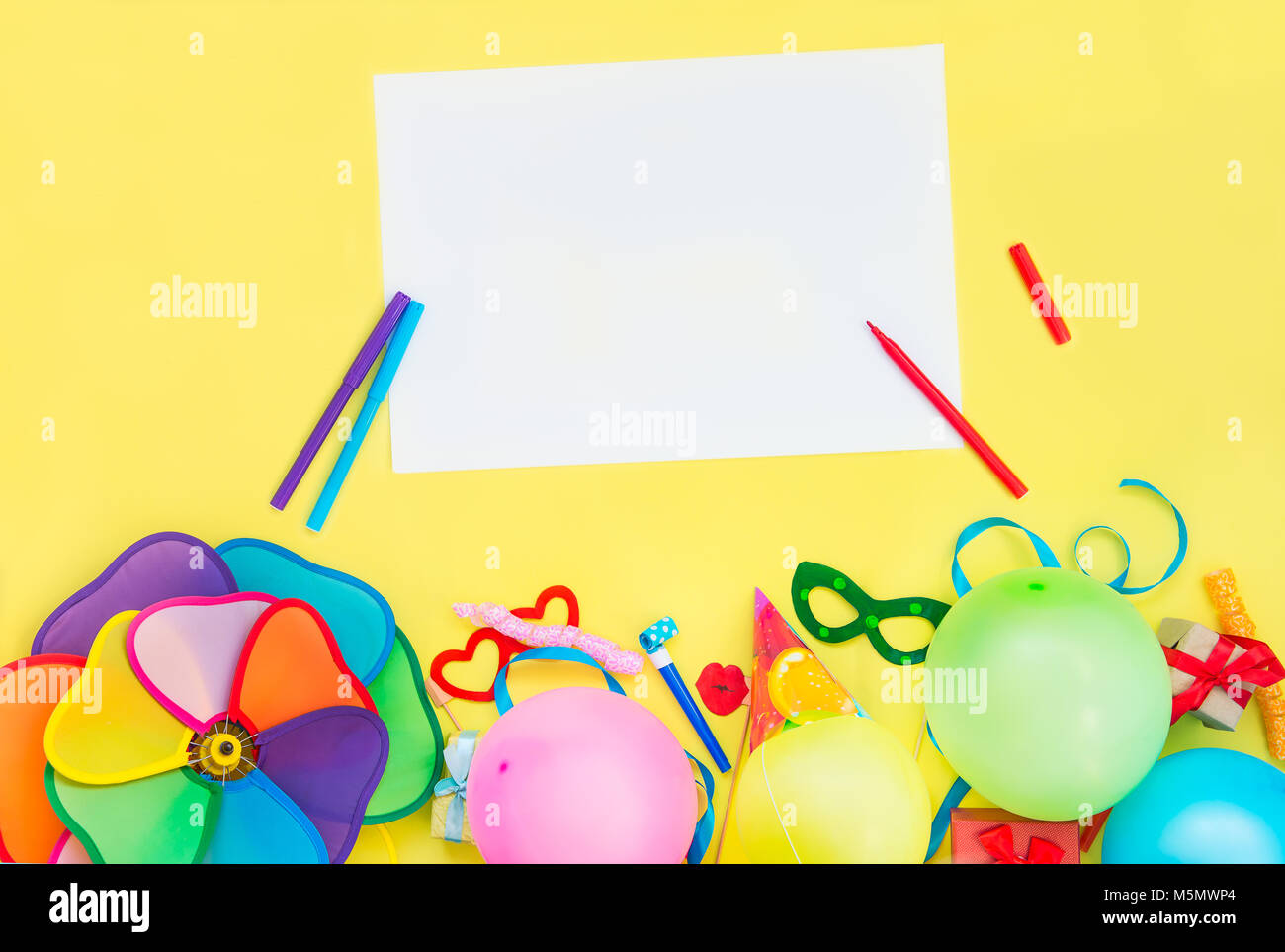 Fete Jaune Vif Avec Fond Blanc Vide Et Outils Tiers Et Decoration Baloons Drole De Carnaval Fetes De Noel Et De La Guirlande De Drapeaux Joyeux Anniversaire Concept Design Place Pour Fete Jaune Vif Avec Fond Blanc Vide Et Outils Tiers Et Decoration Baloons Drole De Carnaval Fetes De Noel Et De La Guirlande De Drapeaux Joyeux Anniversaire Concept Design Place Pour