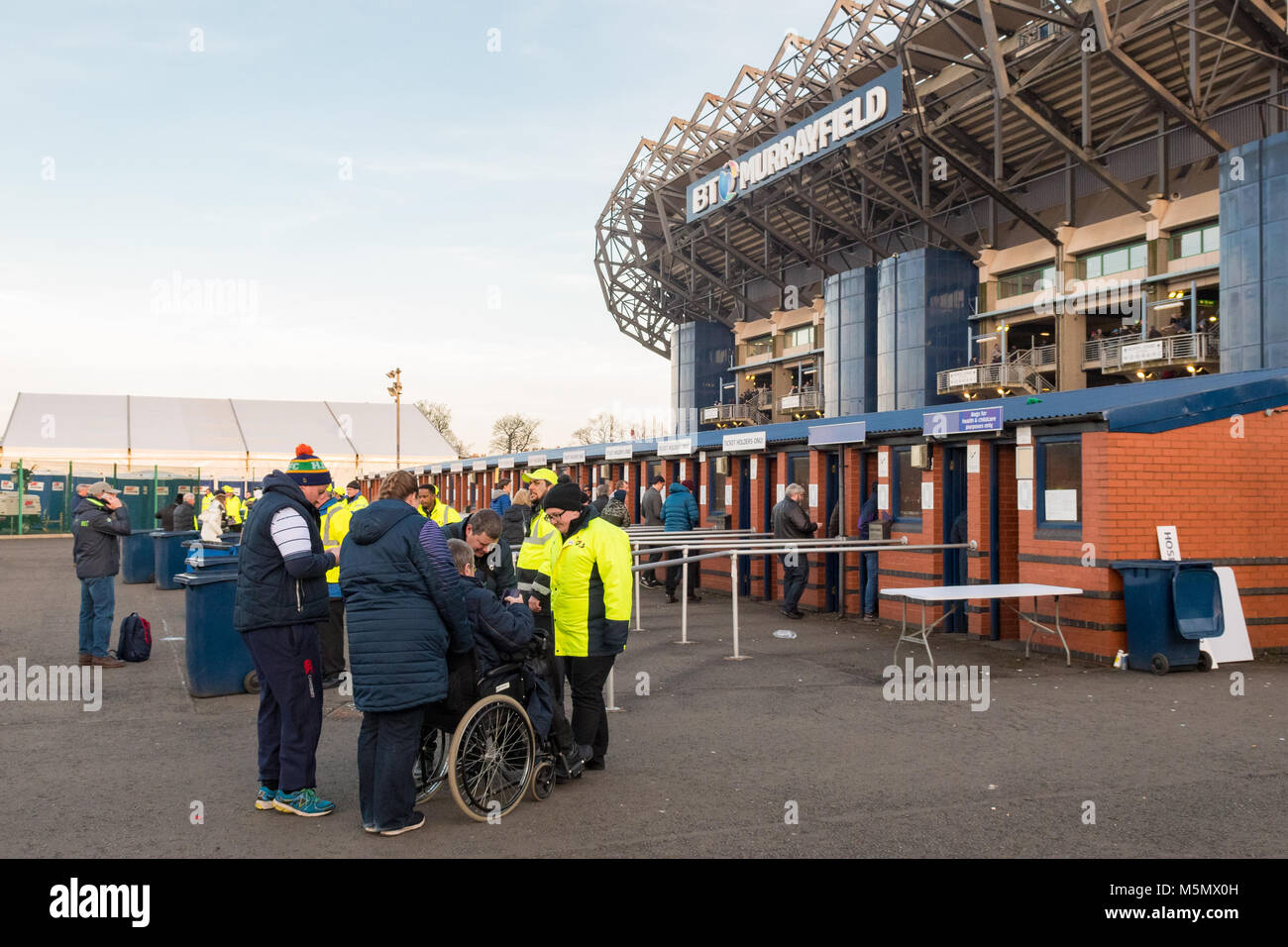 Personnes handicapées en fauteuil roulant à l'extérieur des spectateurs du stade Murrayfield BT pour l'Angleterre Ecosse match de rugby des Six Nations 2018 Banque D'Images