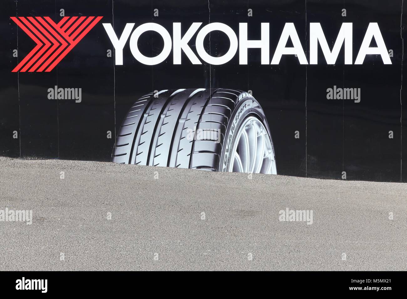 Londres, Royaume-Uni - 1 Février, 2018 : Yokohama logo sur le mur. Yokohama est un fabricant de pneus basée à Tokyo, Japon Banque D'Images