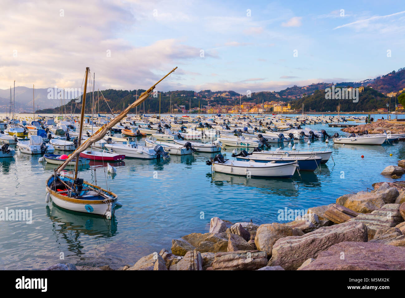 Les petits bateaux amarrés dans le port de La Spezia, Cinque Terre, ligurie, italie Banque D'Images