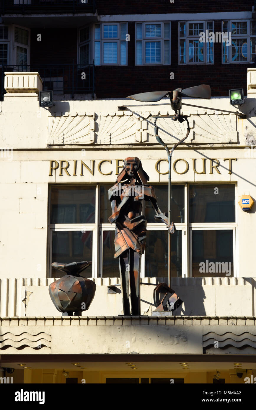 Bloc Appartements Appartements cour des princes avant d'entrée dans Brompton Road, Knightsbridge, London, UK avec metal figure art installation Banque D'Images