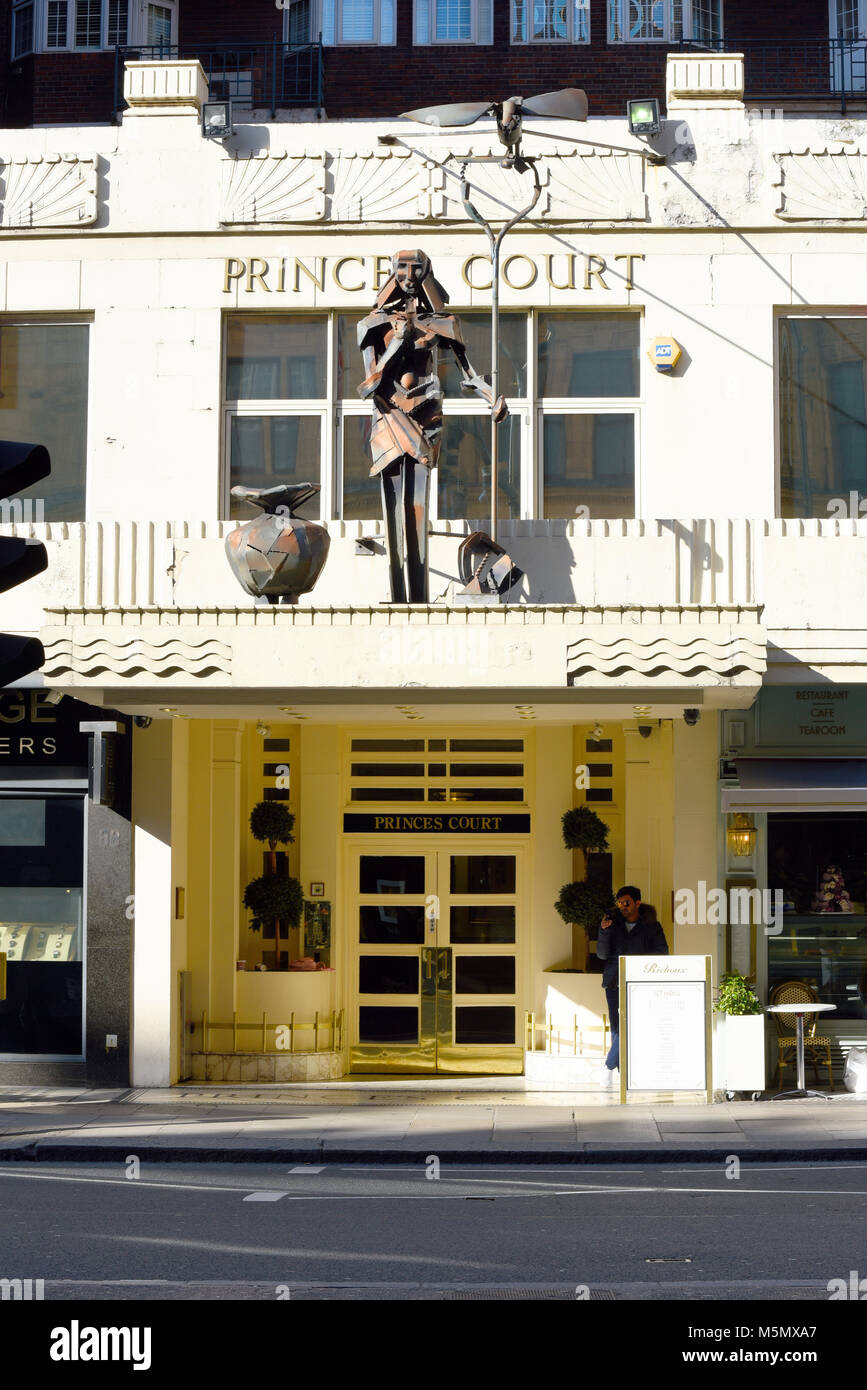 Bloc Appartements Appartements cour des princes avant d'entrée dans Brompton Road, Knightsbridge, London, UK avec metal figure art installation Banque D'Images