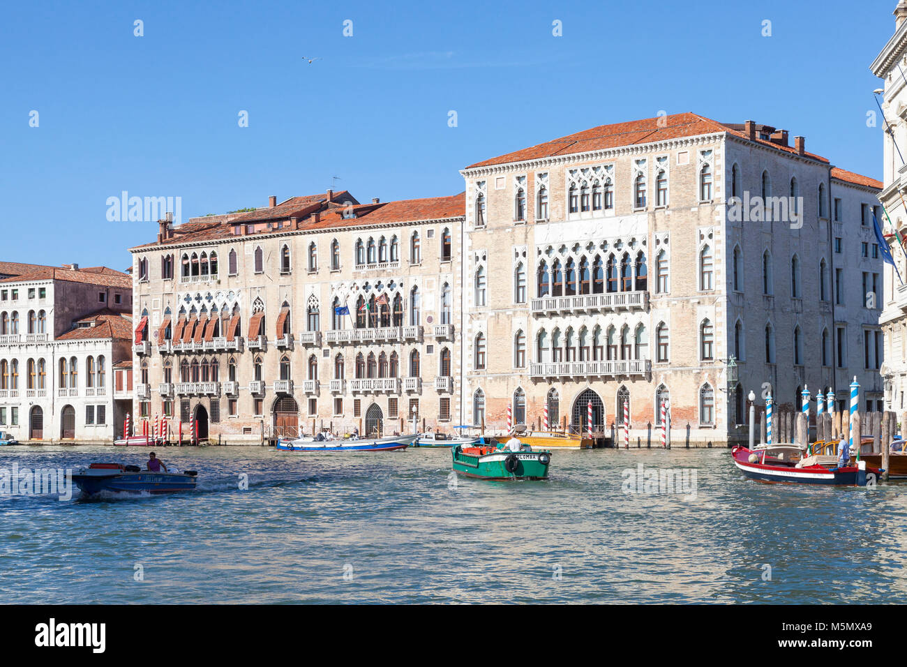 Ca Foscari, Venise, Italie Université du Grand Canal avec voile traffc dans le canal, c'est l'une des plus prestigieuses universités d'Europe, il i Banque D'Images