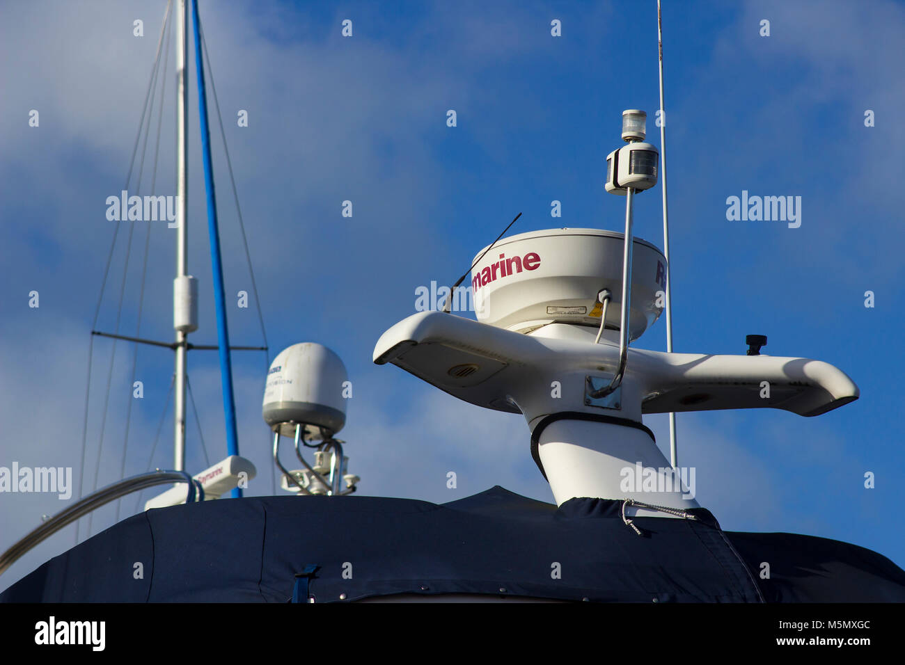 Le comté de Down Bangor Northern Ireland Le boîtier radar et radio équipement aérien monté sur une petite embarcation de plaisance de la marina Banque D'Images