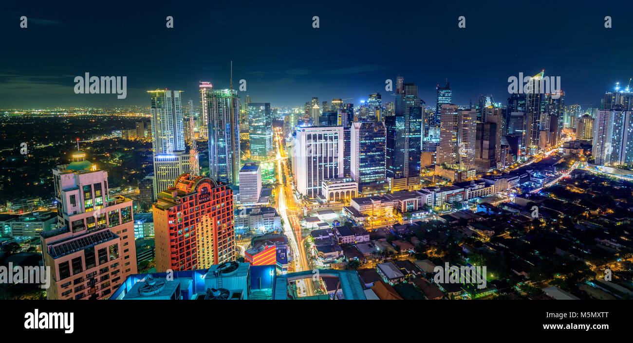 Manille, Philippines - Dec 25, 2018 : Eleveted, vue de la nuit de Makati, le quartier des affaires de Manille Banque D'Images