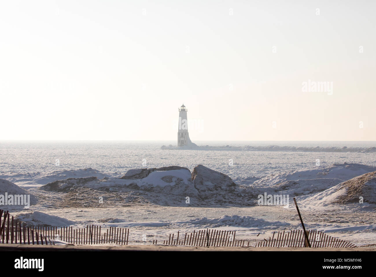 Frankfort, brise-lames Nord phare historique dans le brouillard sur les rives du lac Michigan en hiver. Banque D'Images